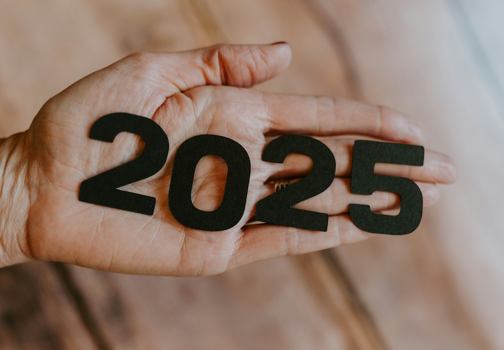 Hand mit 2025 draufgeklebt