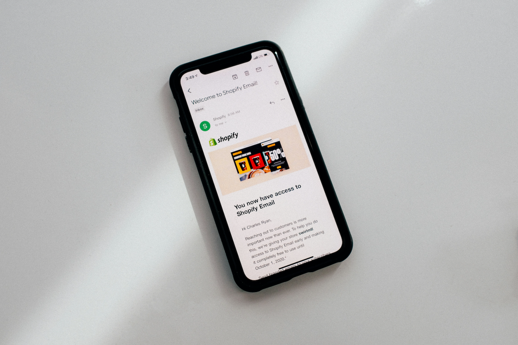 Mobiltelefon, der eine Mail von Shopify zeigt