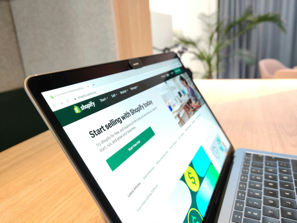 Offener Laptop mit der Shopify Homepage im Browser